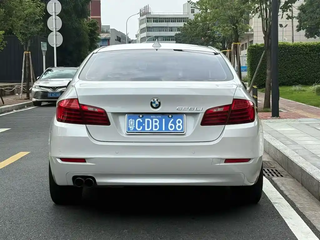 BMW 5 Series — миниатюра 4