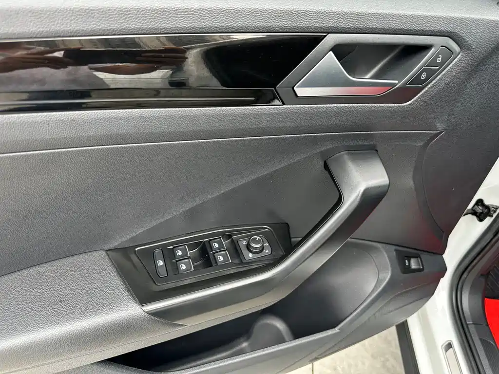 Volkswagen T-Roc — миниатюра 13