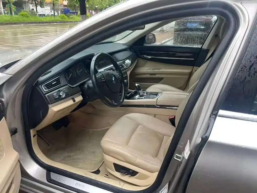 BMW 7 Series — миниатюра 3