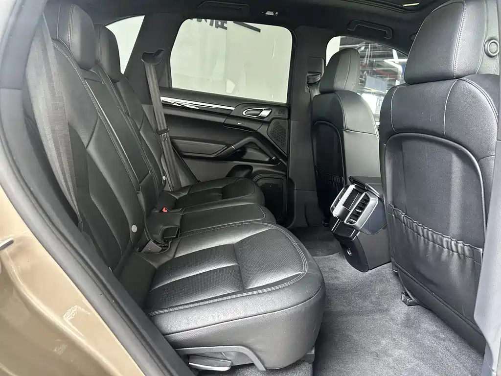 Porsche Cayenne — миниатюра 10