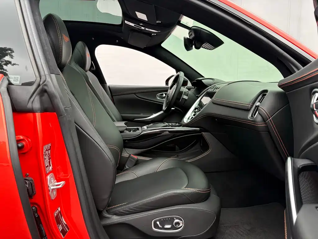Aston Martin DBX — миниатюра 20