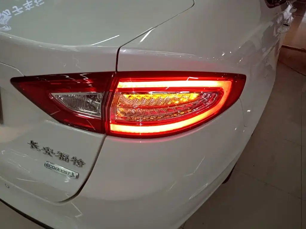 Ford Mondeo — миниатюра 8