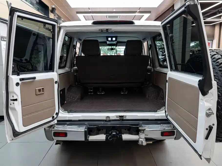Toyota Land Cruiser LC76 2015 4.0L MT