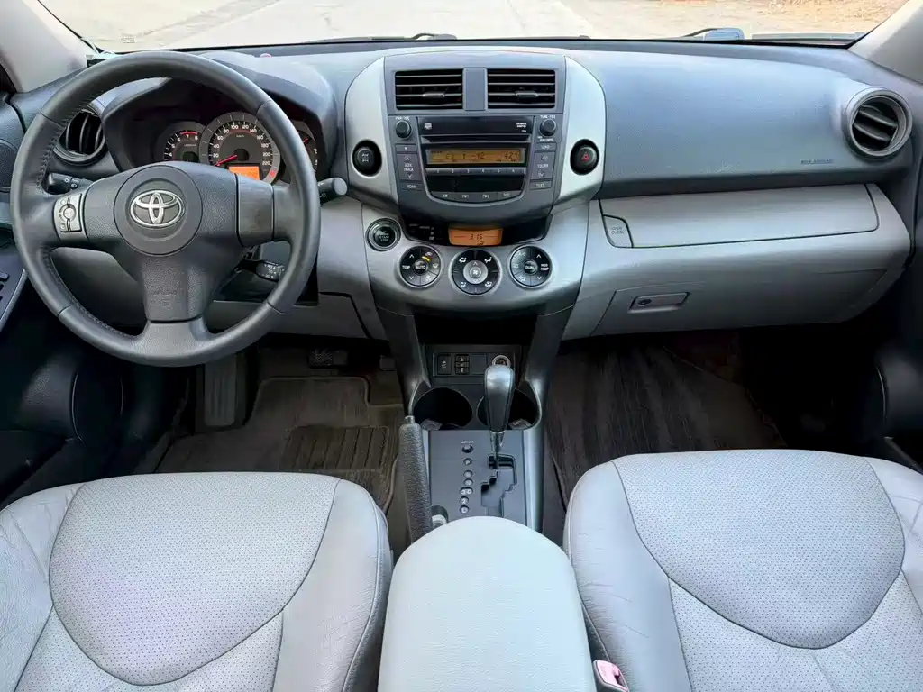 Toyota RAV4 — миниатюра 9