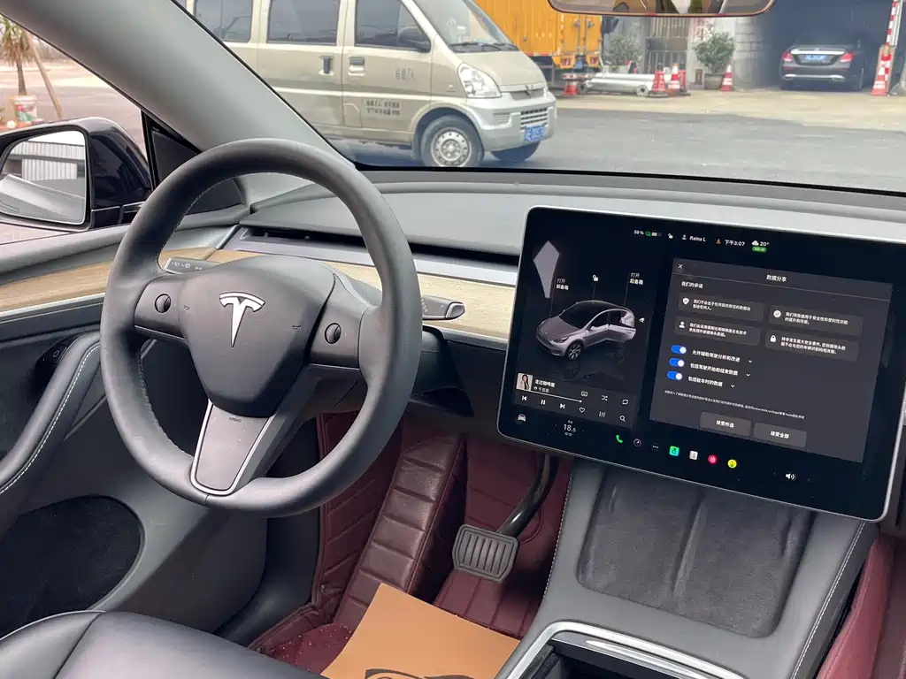 TESLA MODEL Y