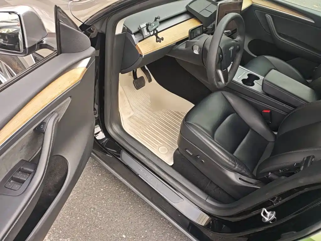 Tesla Model Y — миниатюра 16