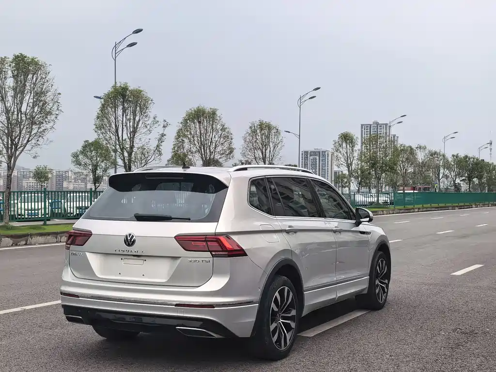 Volkswagen Tiguan L L 2022 330TSI AT Smart
