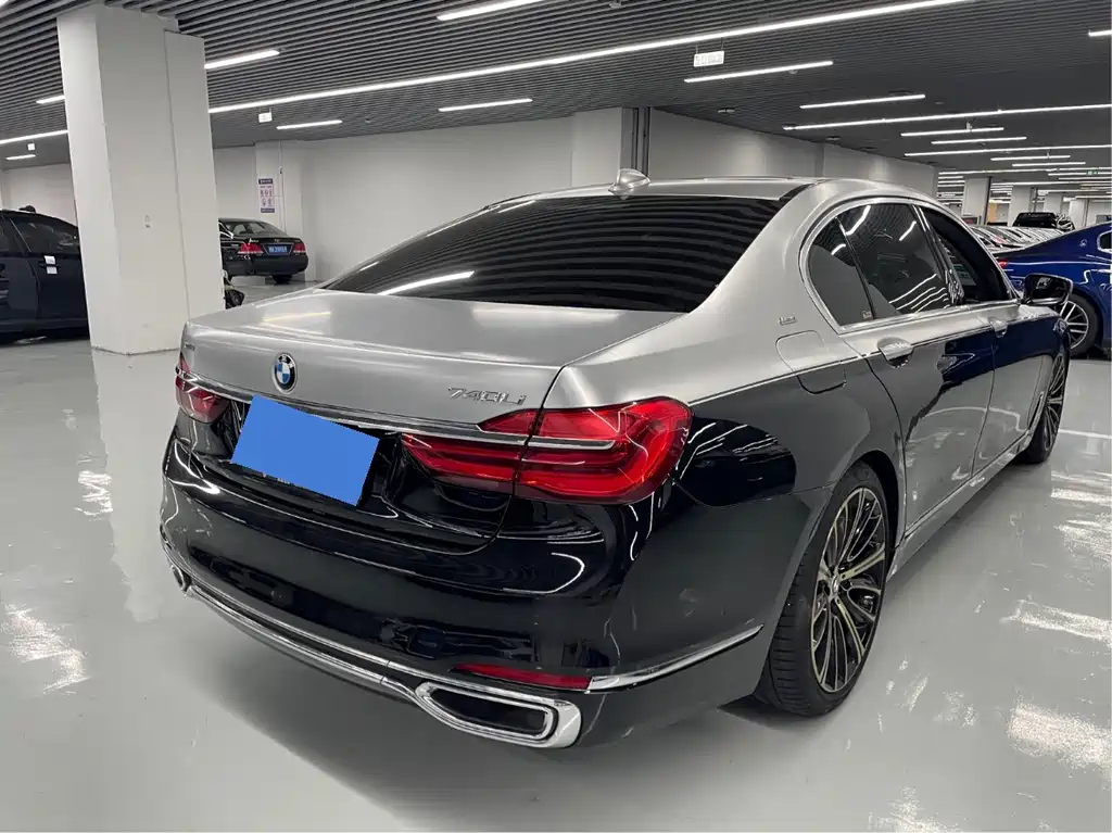 BMW 7 Series — миниатюра 11