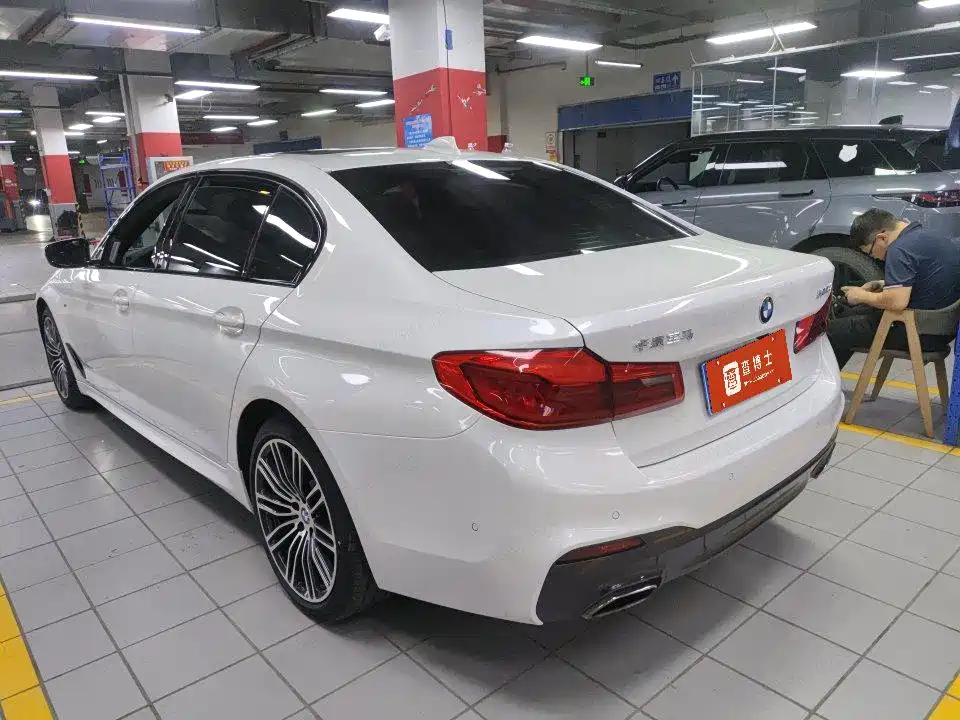 BMW 5 Series — миниатюра 7