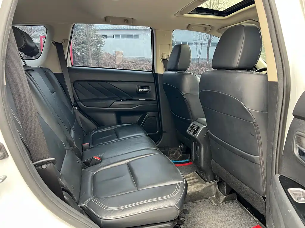 MITSUBISHI OUTLANDER