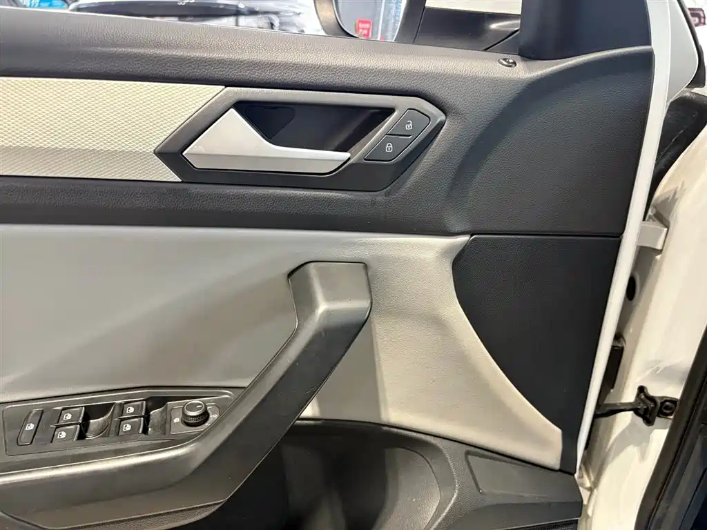 Volkswagen T-Roc — миниатюра 17