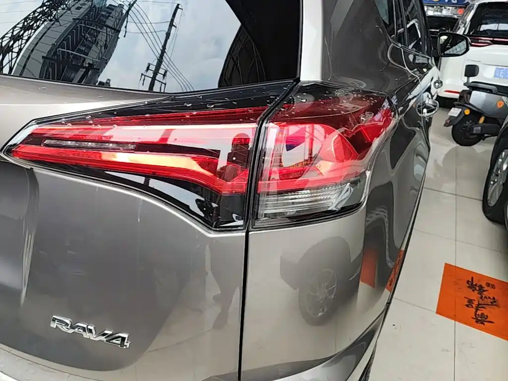 Toyota RAV4 — миниатюра 8