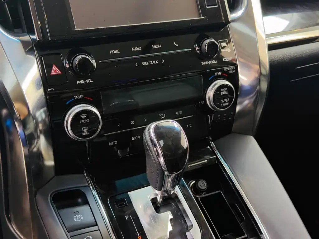 Toyota Vellfire — миниатюра 16