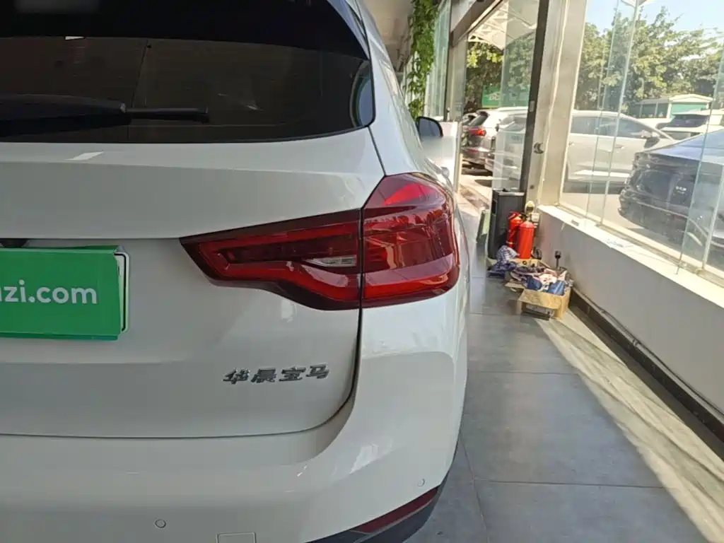 BMW iX3 — миниатюра 8