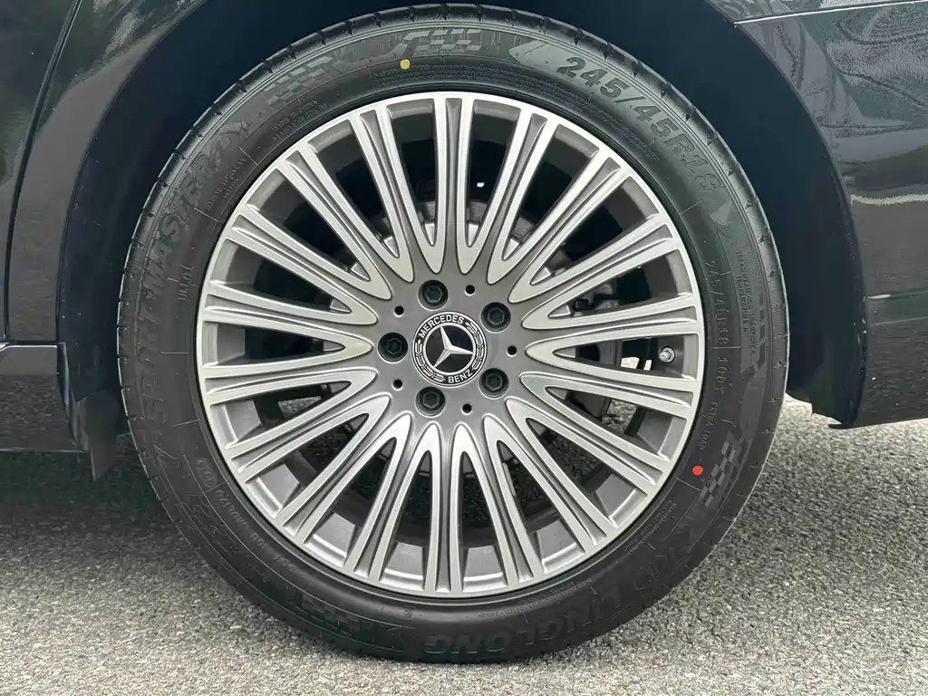 Mercedes-Benz E-Class — миниатюра 11