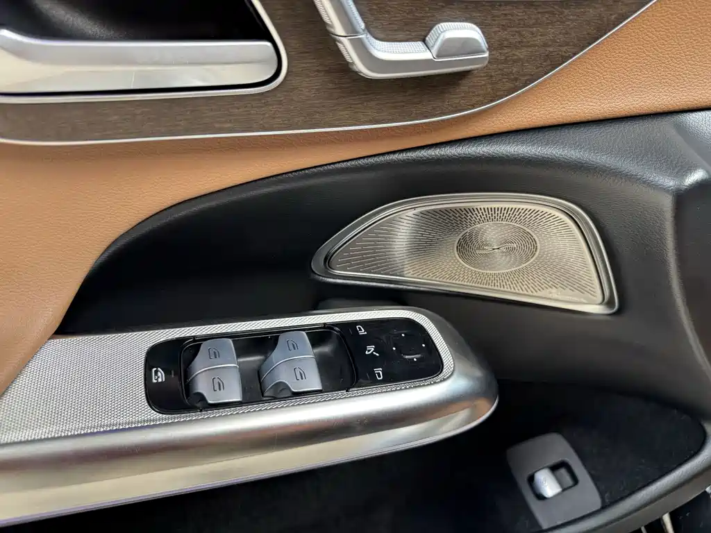 Mercedes-Benz E-Class — миниатюра 9