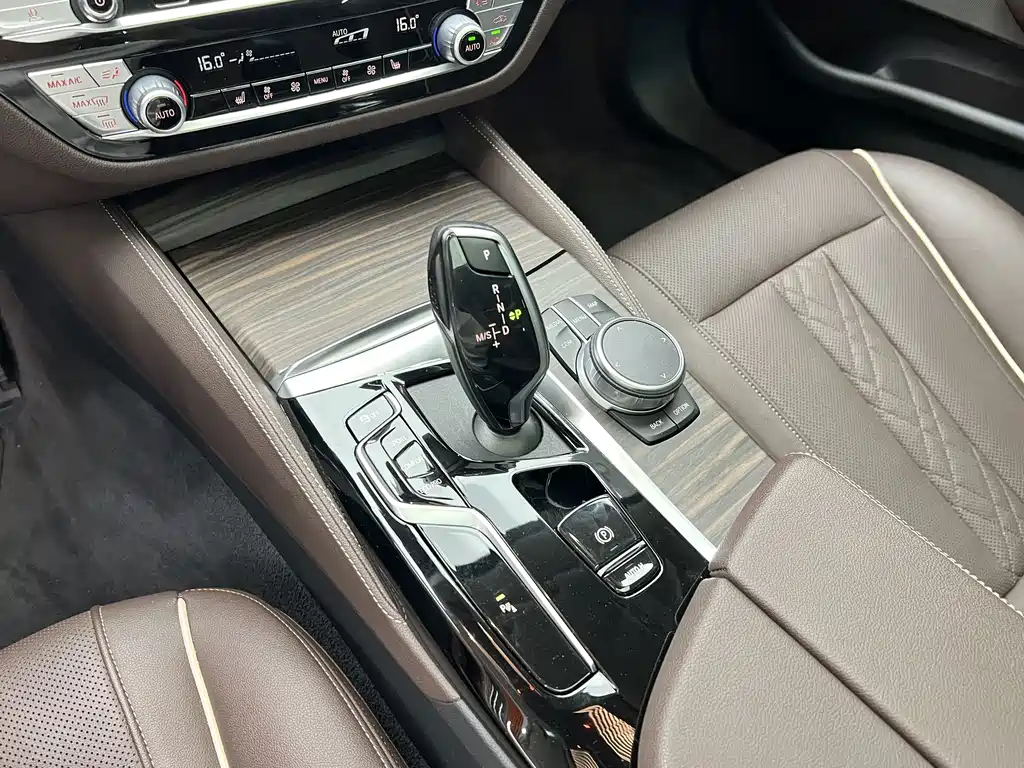 BMW 5 Series — миниатюра 12