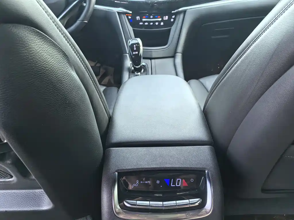 Cadillac XT6 2021 2.0T мест Luxury