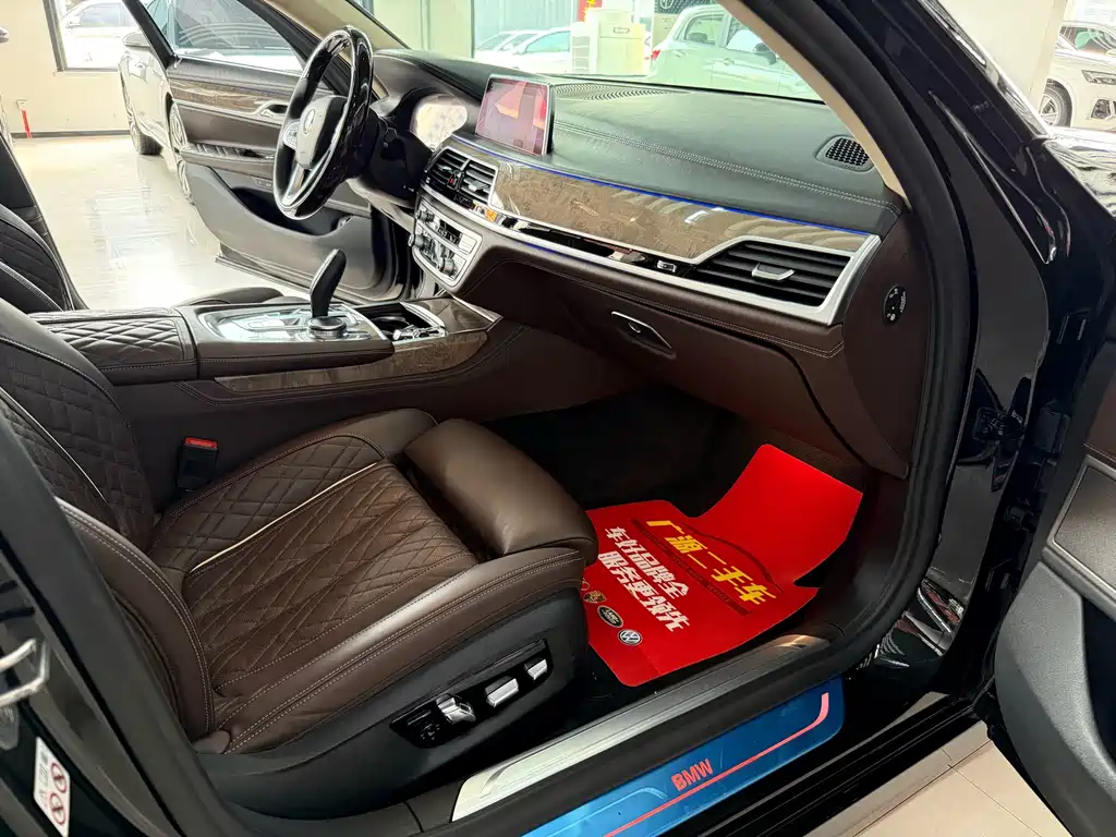 BMW 7 Series — миниатюра 9