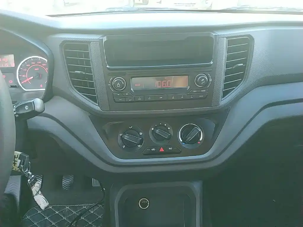 Wuling Hongguang V — миниатюра 13