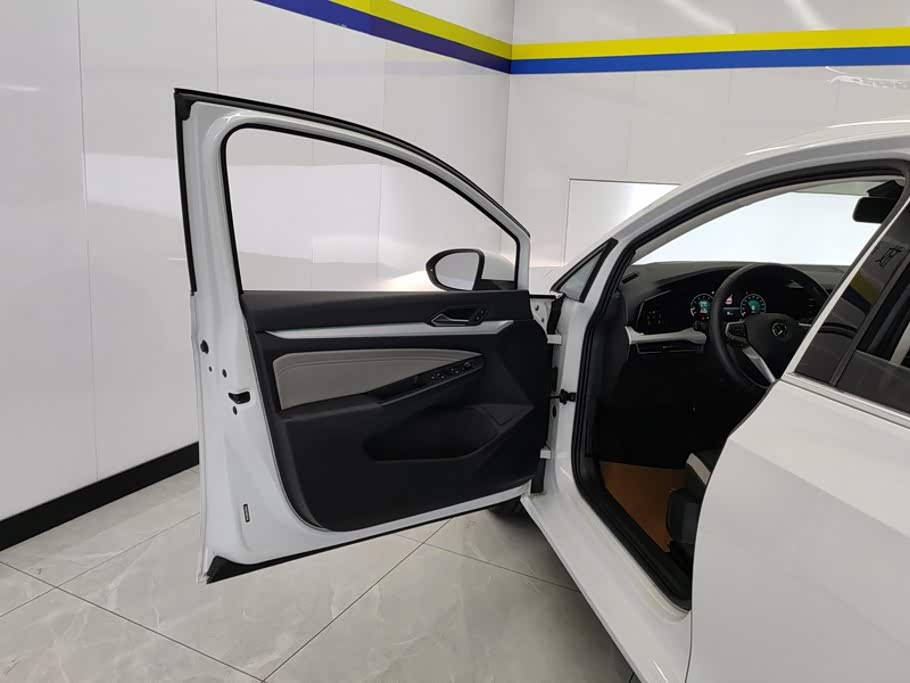 Volkswagen Golf 1.4 л 2022 г. Белый, пробег 23700 км