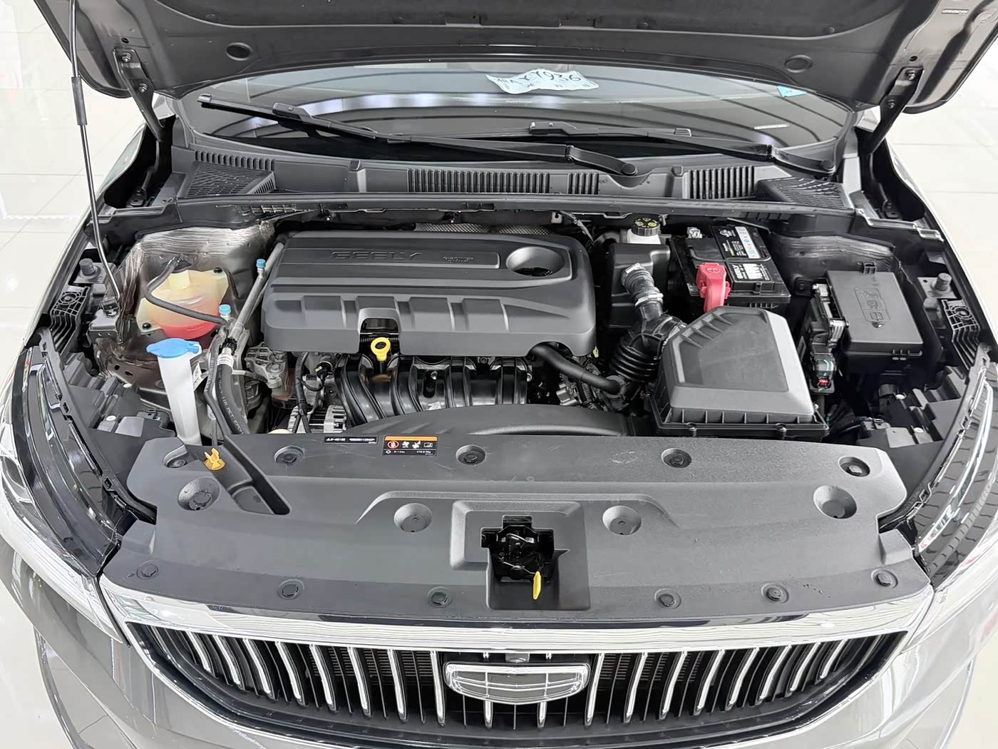 Geely Emgrand 1.5 л 2023 г. Серебристо-серый, пробег 17000 км