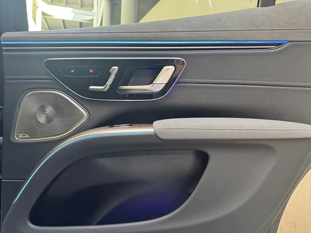 Mercedes-Benz EQS SUV — миниатюра 17