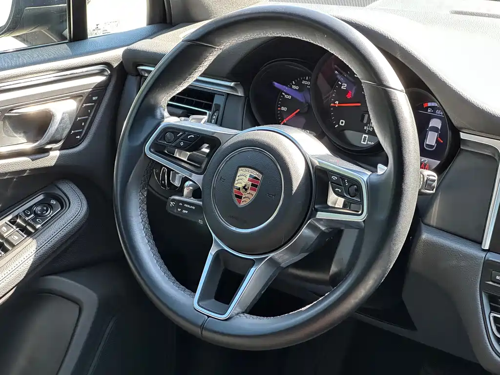 Porsche Macan — миниатюра 10