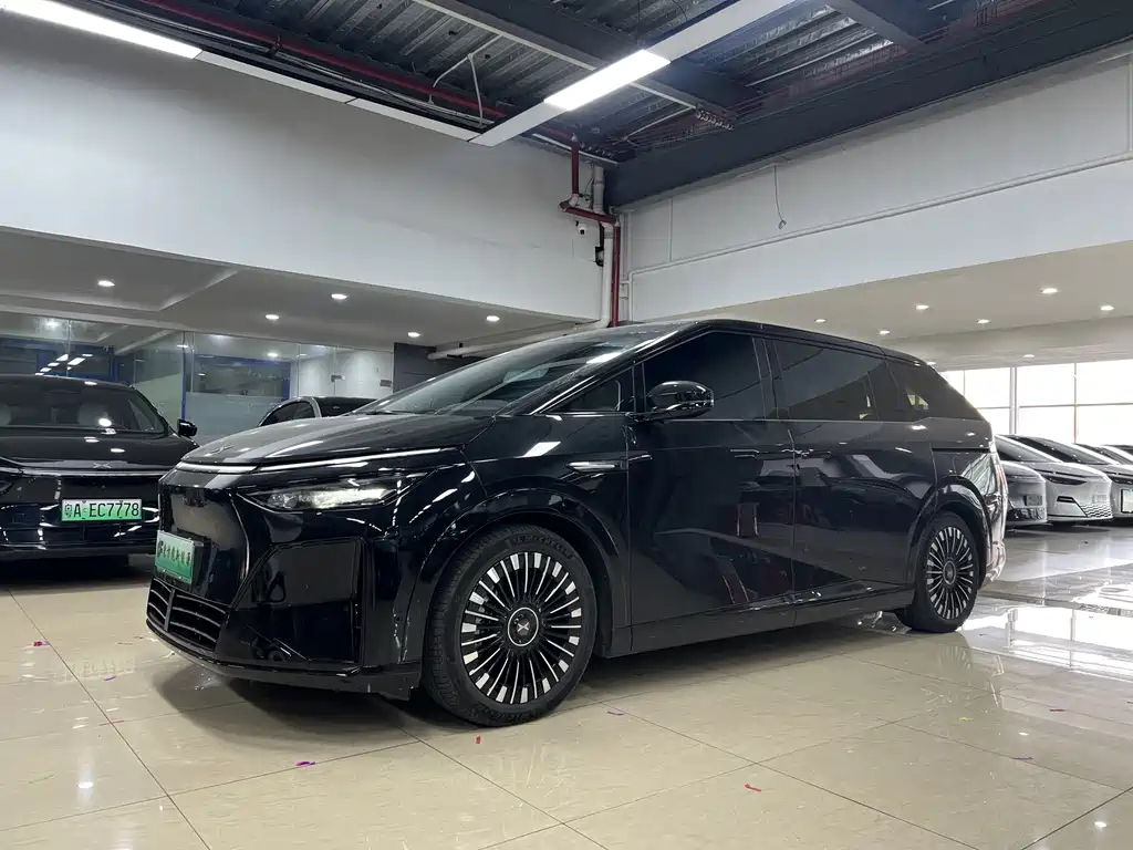 XPeng X9 — миниатюра 2