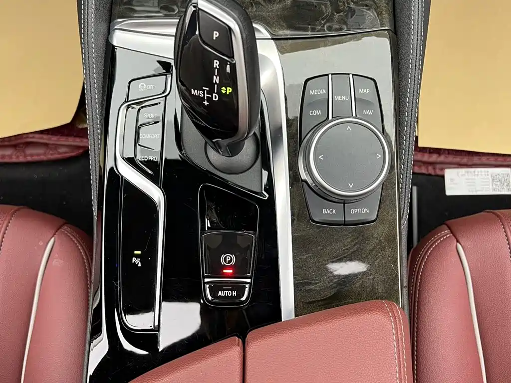 BMW 5 Series — миниатюра 13