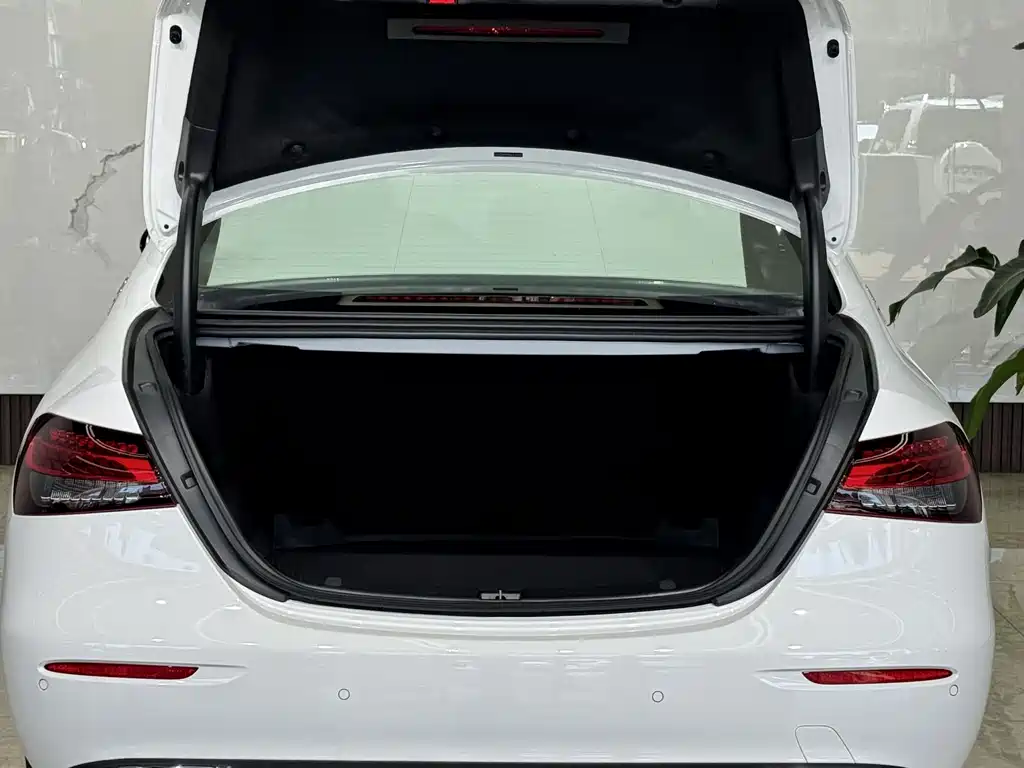Mercedes-Benz E-Class — миниатюра 22