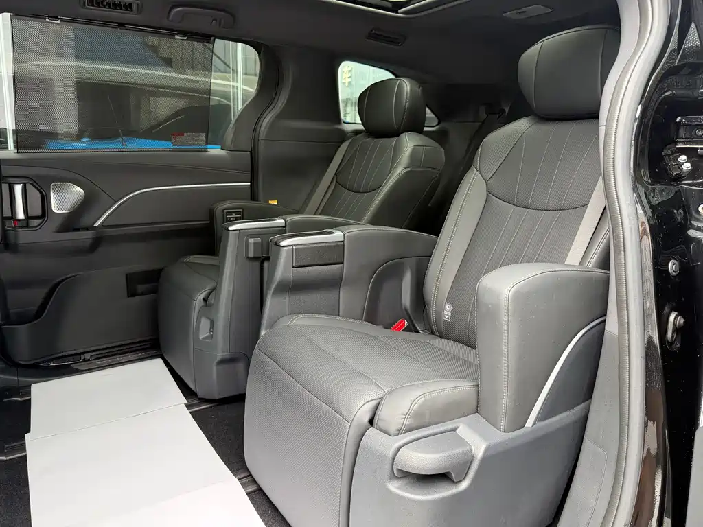 Toyota Sienna — миниатюра 12