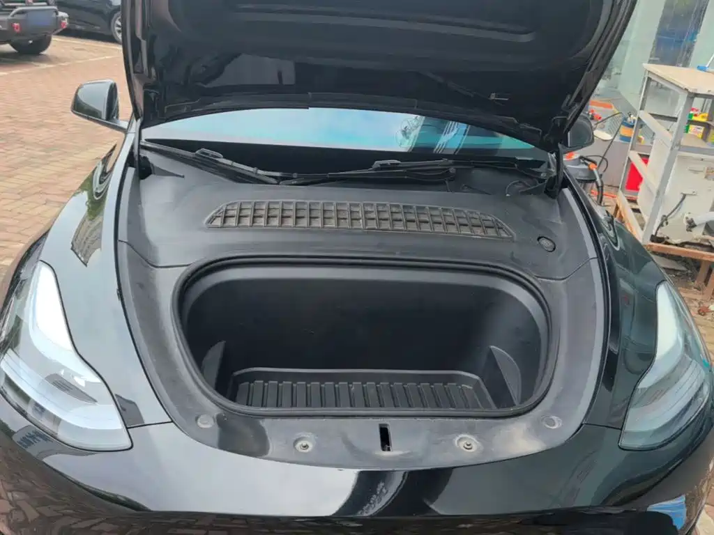 Tesla Model Y — миниатюра 20