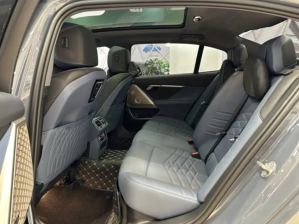BMW 5 Series — миниатюра 11