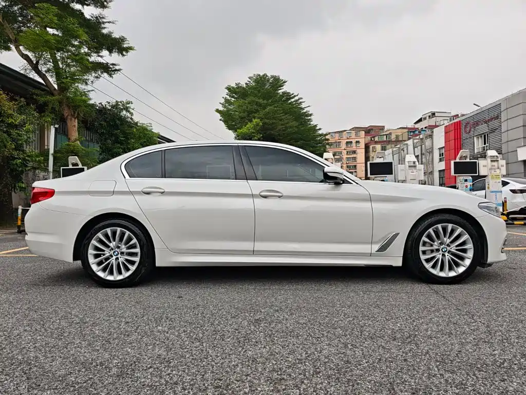BMW 5 Series — миниатюра 4