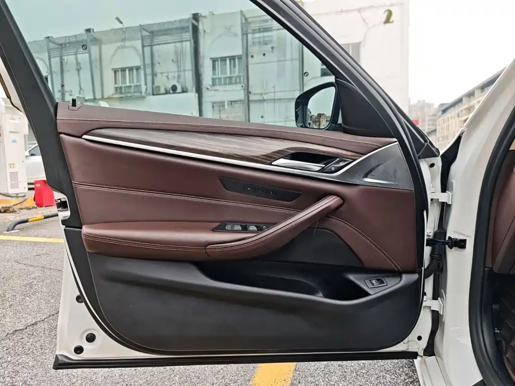 BMW 5 Series — миниатюра 21