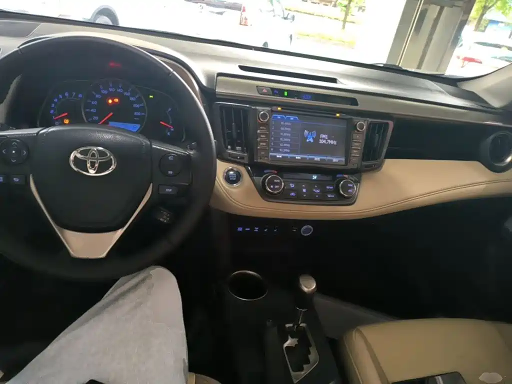 Toyota RAV4 — миниатюра 10