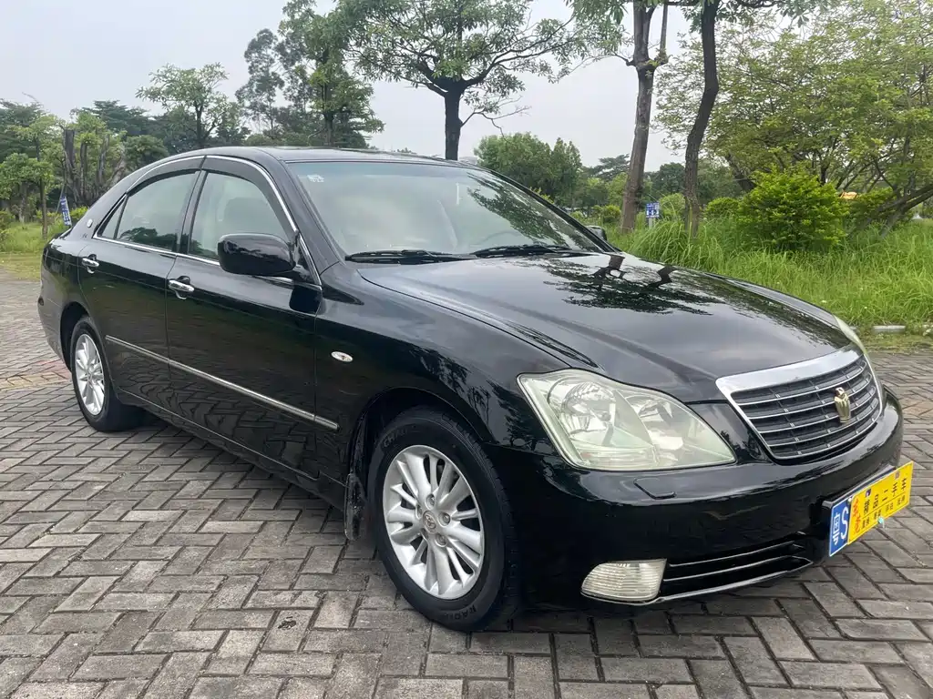 Toyota Crown — миниатюра 3