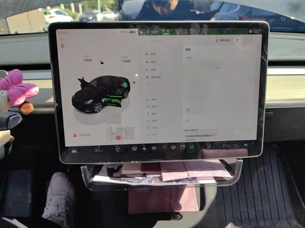 Tesla Model Y — миниатюра 6