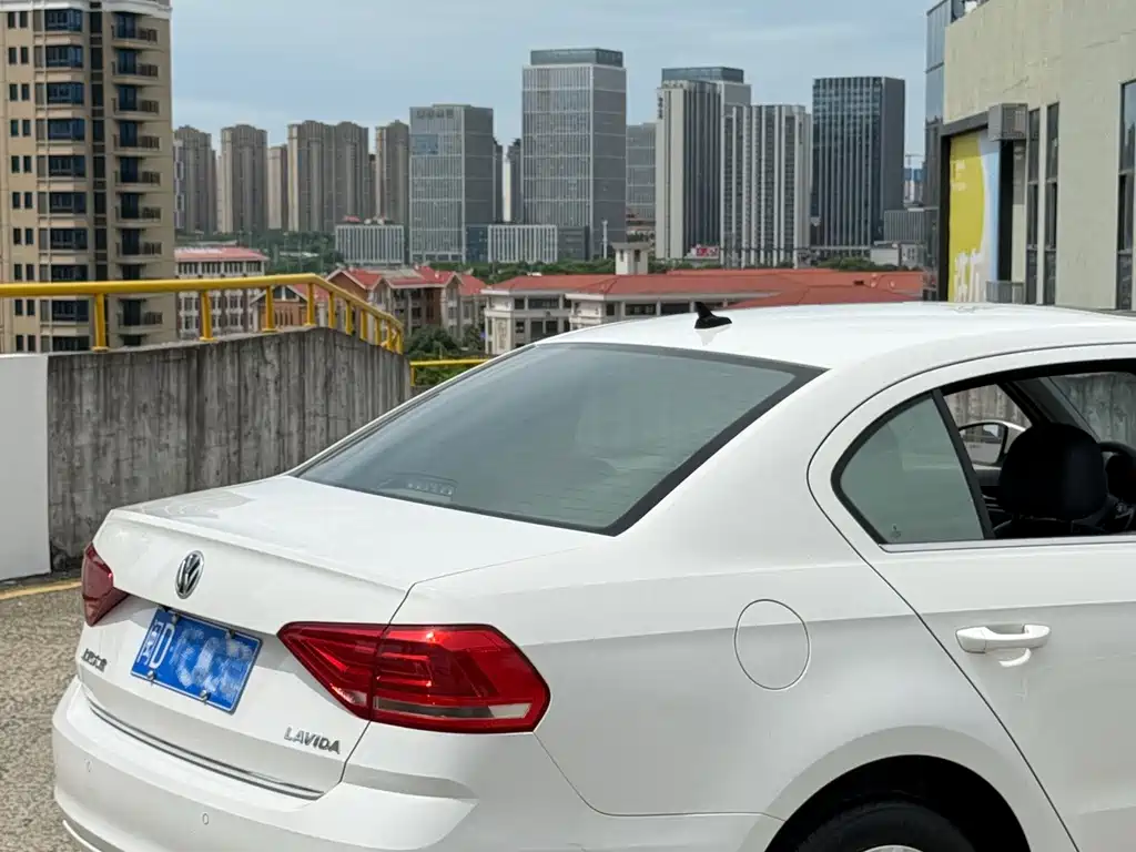 Volkswagen Lavida — миниатюра 4