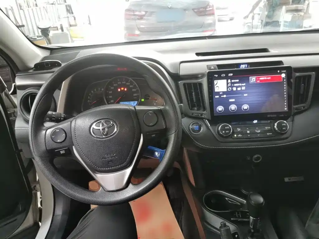 Toyota RAV4 — миниатюра 10