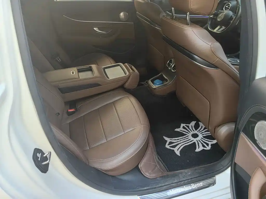 Mercedes-Benz E-Class — миниатюра 11