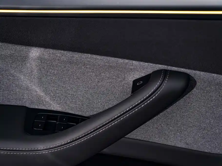 Tesla Model Y — миниатюра 30