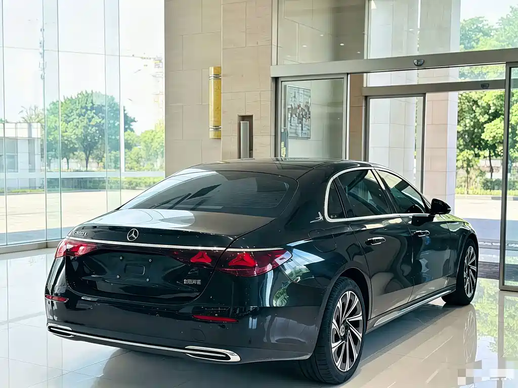 Mercedes-Benz E-Class — миниатюра 8