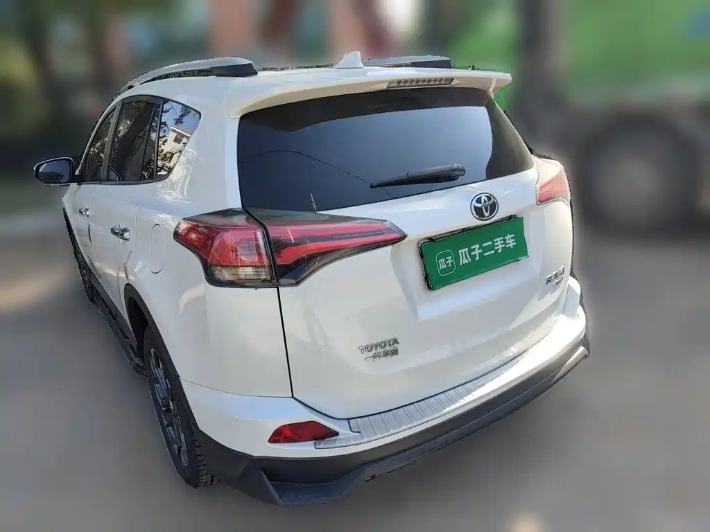 Toyota RAV4 — миниатюра 5