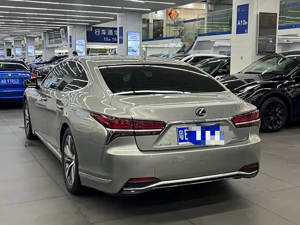 Lexus LS — миниатюра 8