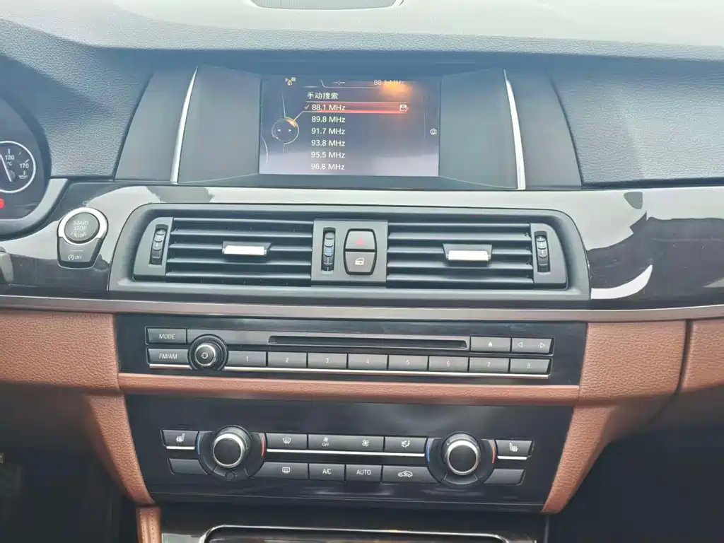 BMW 5 Series — миниатюра 10