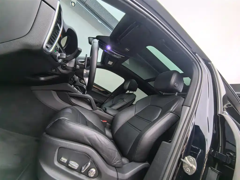 Porsche Cayenne — миниатюра 23