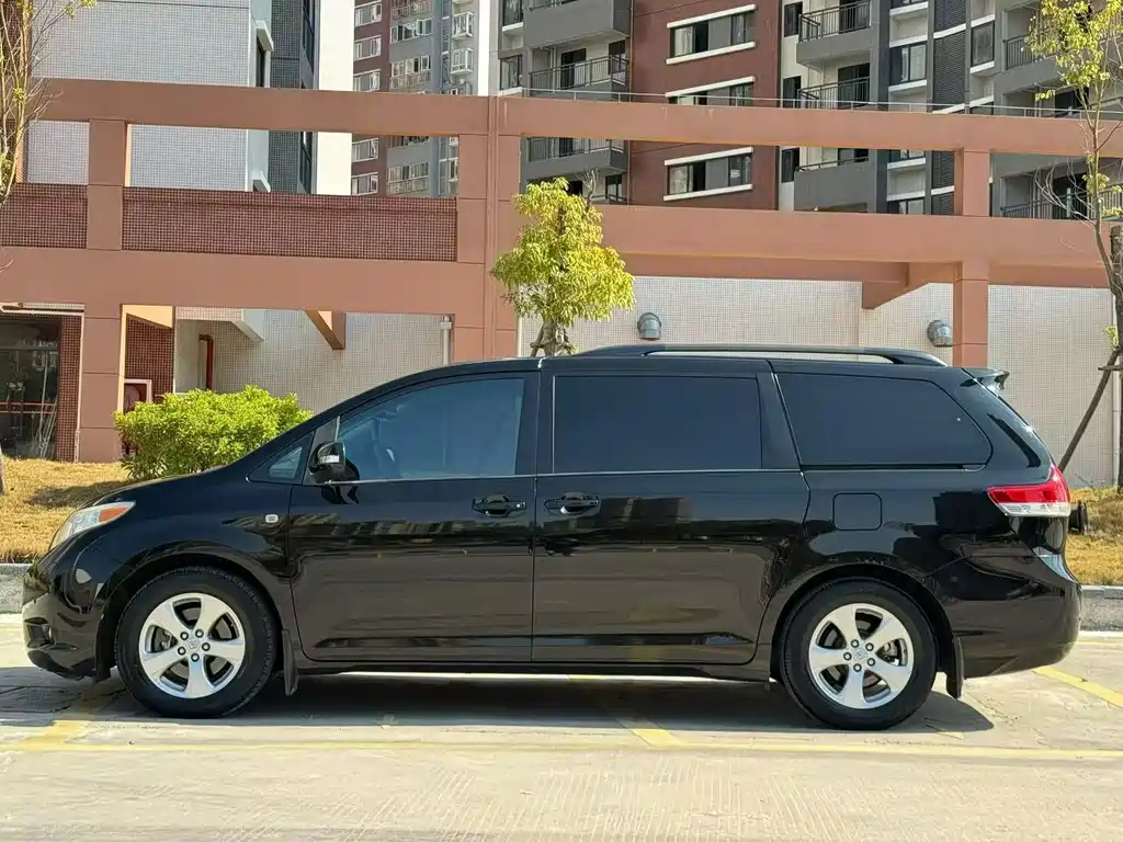 Toyota Sienna — миниатюра 3