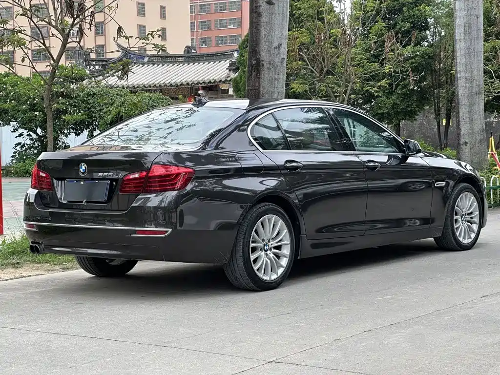 BMW 5 Series — миниатюра 8